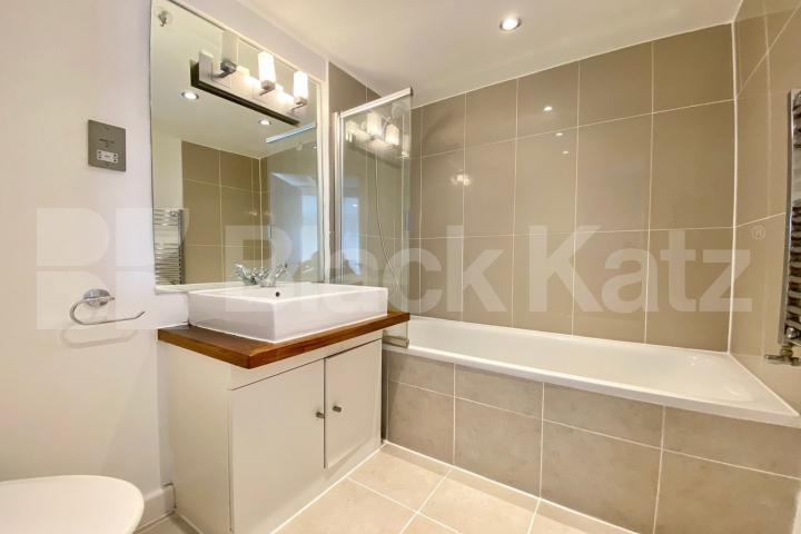 split level property with 2 bathrooms, terrace and large study/guest room Chapel Market, Angel